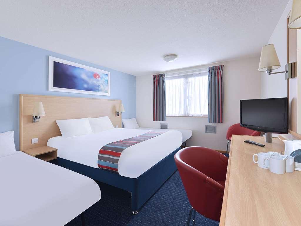 Travelodge Cirencester Δωμάτιο φωτογραφία